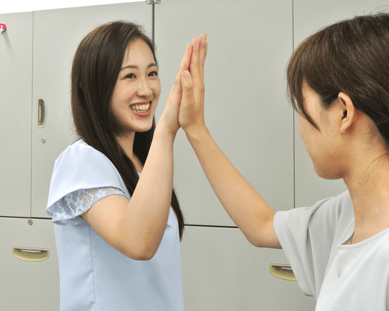 喜ぶ女性社員